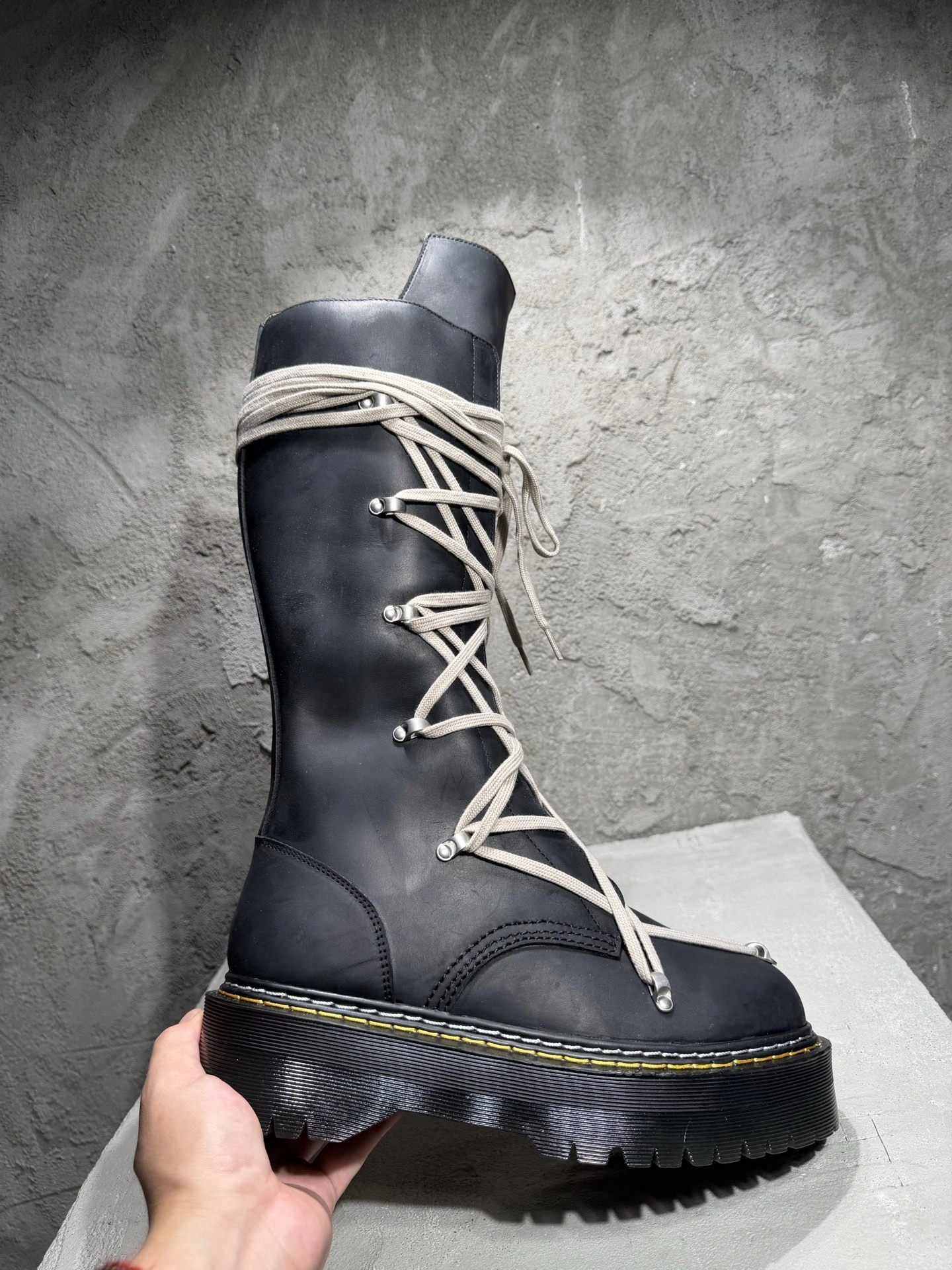 OOBB-- Ow59s DM02E68110001-09  DW02E68110001-09 Ow59s x Dr.Martin Calfskin cowhide item:F-X409B0221B